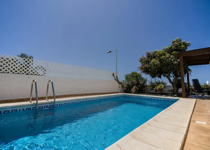 Margret Con Piscina Privada En וילה אדחה